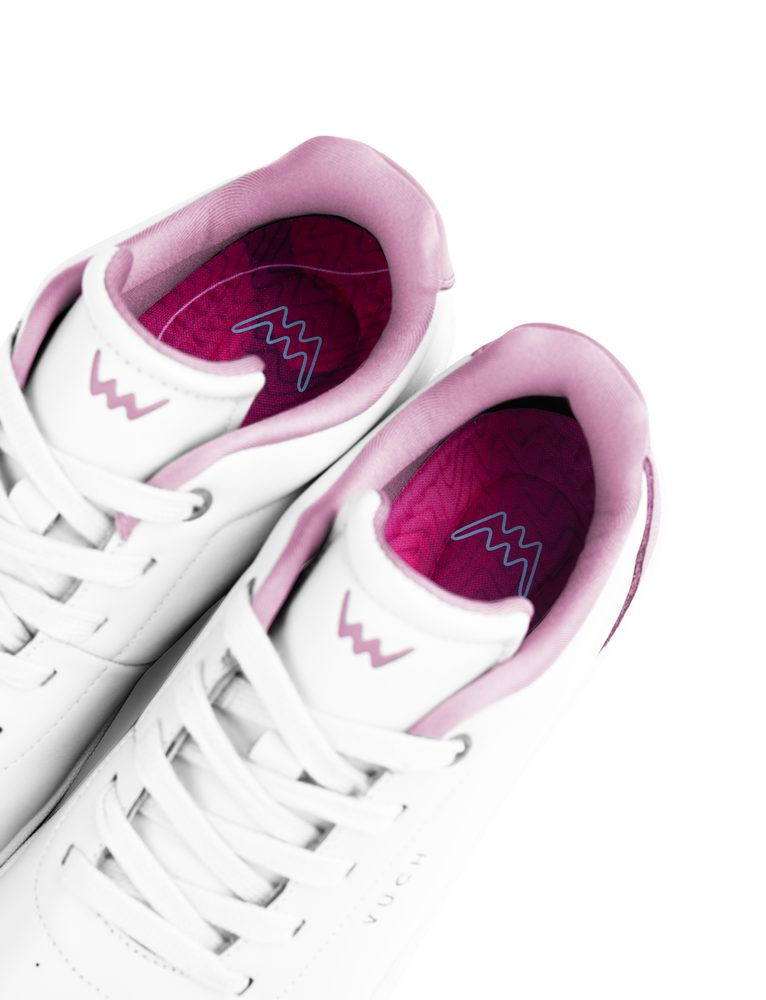 VUCH Legacy White - 43.

Prvá kolekcia kožených topánok VUCH
Ventilácia na vnútornej strane topánky oo♥
Vnútorná tvarovaná vložka topánky vytvorená pomocou AI
Vnútorný protišmykový materiál, ktorý drží pätu na svojom mieste
Kombinácia hladkej a štruktúrovanej kože
Design vytvorený v spolupráci s Martinom Brnou
 OBUV
Vuch topánky sú originalita, ktorá kráča.