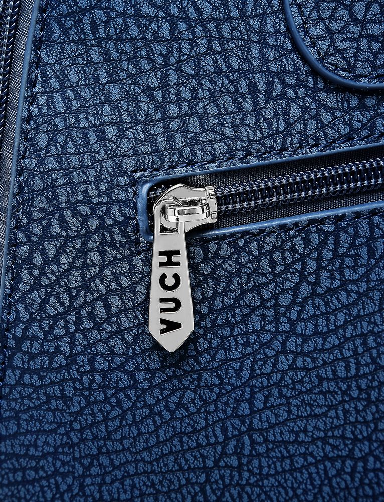 VUCH Filipa Diamond Blue.

Vyztužený batoh v elegantnom prevedení
Elegantná povrchová úprava slepotlačom
Kontrastné rose gold detaily
Zadné vonkajšie vrecko na zips
Nastaviteľné ramenné popruhy
 BATÔŽTEKY
Že máš v mysli zakorenené, že batôžteky nie sú dostatočne kombinovateľné?