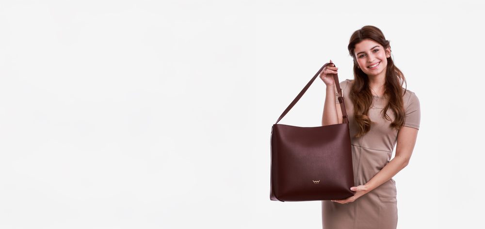 VUCH Justeene Wine.

Elegantná kabelka z kolekcie SimplyV
Vnútorné vrecko na zips na drobnosti
Zapínanie na magnet
Zmestí sa do nej A4 aj menší notebook
 SimplyV
Simple Vušky, Simply Vuch!
Nadčasová, minimalistická a elegantná.