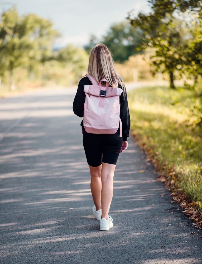 VUCH Virion Pink.

Polstrované chrbát a popruhy
Vodoodolný materiál a zipsy
Popruh na pripevnenie ku kufru
Oddelené vnútorné vrecko na notebook
Malé vrecko na popruhu na cenné drobnosti
 BATOHY 
Praktickosť, komfort a funkčnosť.