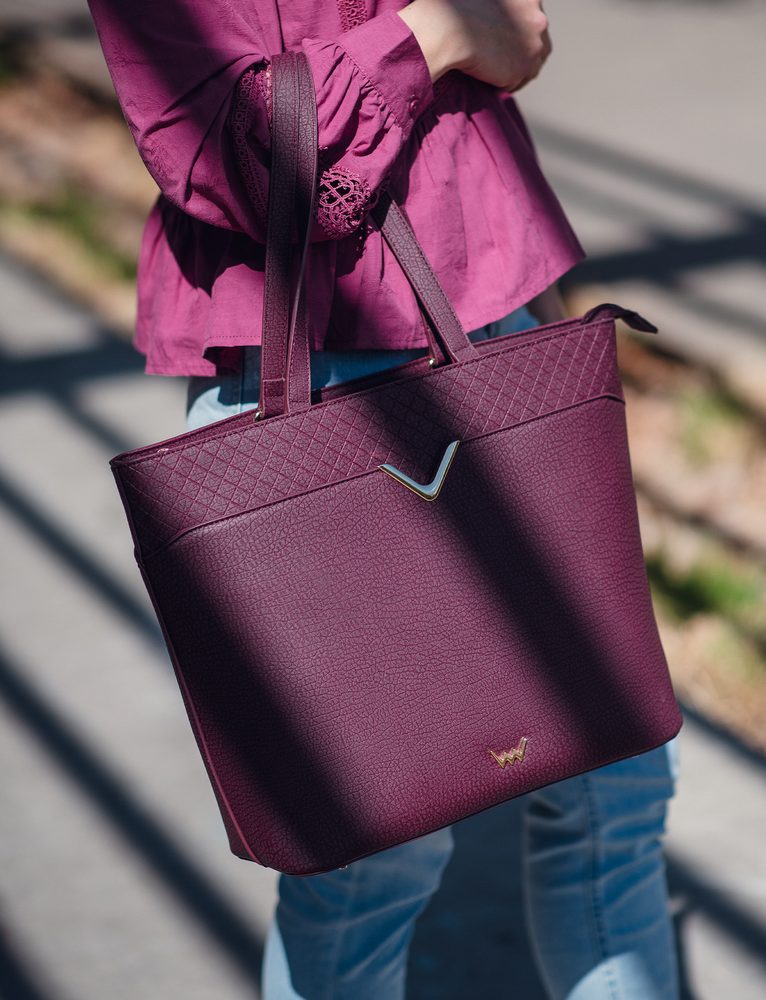 VUCH Neela Big Wine.

Zväčšená verzia kabelky Neela
Priestor pre notebook až 13,3