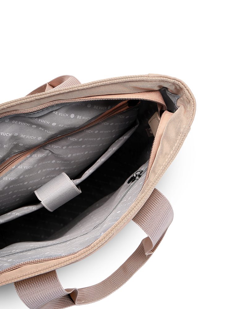 VUCH Gemyny Beige.

Hlavné zapínanie na zips
Vonkajšie vrecká na zips
Veľa vnútorných priehradiek
Zadný popruh na uchytenie na kufor
Polstrované ramenné popruhy a chrbát pre pohodlné nosenie
 Batohy
Časy, keď batohy znamenali len aktovky do školy alebo športové kúsky na vysokohorské túry, sú dávno preč.