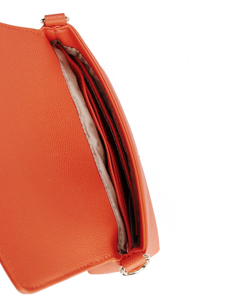 VUCH Silvano Coral Red.

Jednoduchý a čistý dizajn
Chlopňa na skrytý magnet
8 priestranných priehradiek na karty
Nastaviteľný crossbody popruh
 Crossbody
Nadčasová klasika, ktorú môžeš nosiť v lete aj v zime, do práce aj na prechádzku, k tenierkam aj lodičkám.