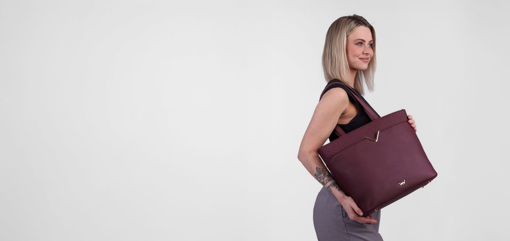 VUCH Neela Big Wine.

Zväčšená verzia kabelky Neela
Priestor pre notebook až 13,3