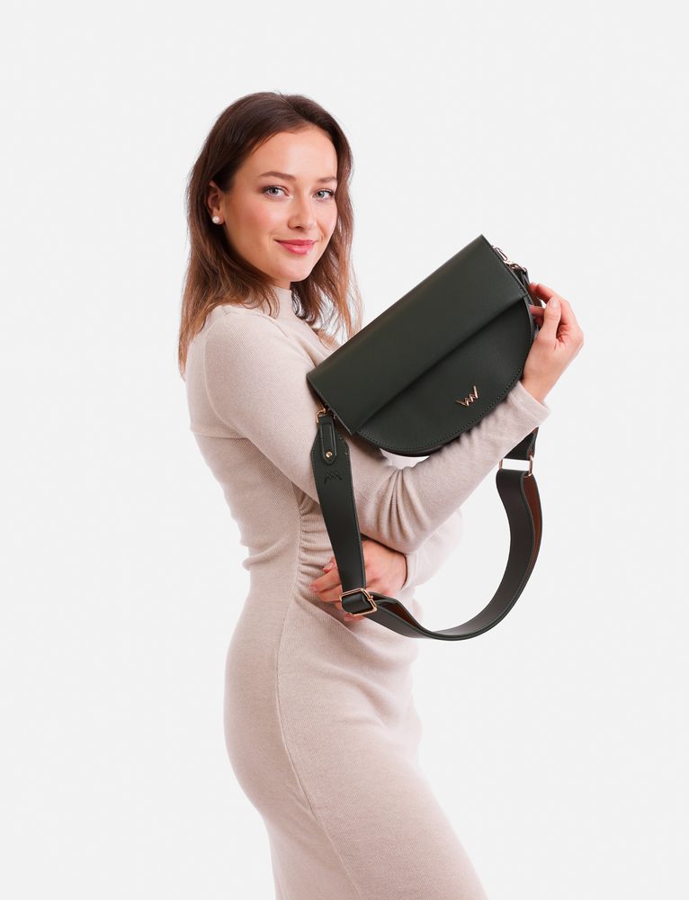 VUCH Corrado Green.

Pevný materiál
Hlavné zapínanie na magnet
Minimalistická rovná klopa
Nastaviteľný popruh
 Ľadvinky
Veľkolepý návrat.