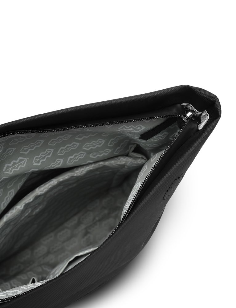 VUCH Eloy Black.

Vyrobený z recyklovaných PET fliaš
Vodotesná klopka na magnet
Tri vonkajšie vrecká na zips
Možnosť zväčšenia objemu
Polstrované ramenné popruhy a chrbát pre pohodlné nosenie
 Eco batohy
Objavte eco batohy od Vuch, vďaka ktorým bude váš ďalší výlet o niečo udržateľnejší, ale stále dosť štýlový.
Pri batohoch je naším cieľom vytvoriť dokonalú rovnováhu medzi originálnym vzhľadom, kvalitným spracovaním a udržateľným materiálom.