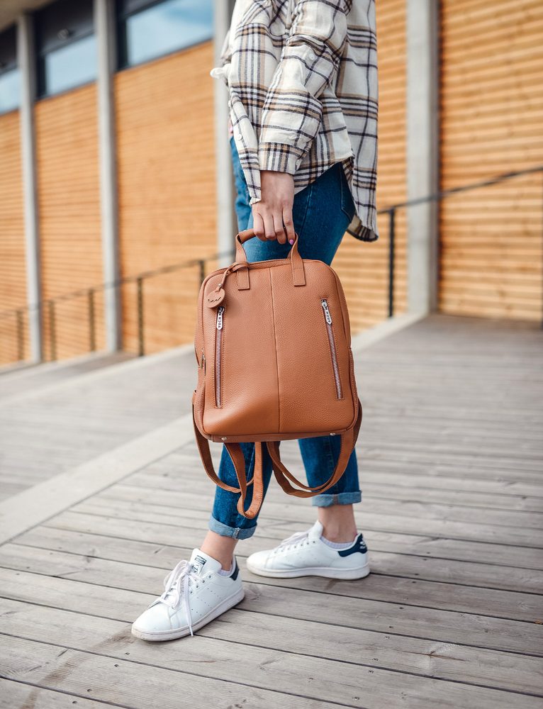 VUCH Kalimba Brown.

Batoh z pravej kože
Dve hlavné priehradky na zips
Veľa vonkajších aj vnútorných priehradiek
Nastaviteľné ramenné popruhy
 Kožené batohy
„Je nám jasné, že bez poriadneho koženého batohu sa dá žiť.