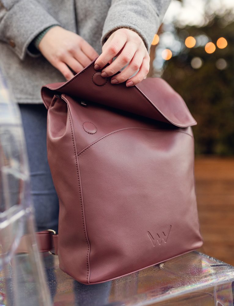 VUCH Gioia Wine.

Priestranná hlavná priehradka s dvojitým zapínaním – zips a klopa na ultra silný magnet
Praktické vonkajšie priehradky na zips na zadnej časti batohu
Vnútorné priehradky a priehradka na zips
Nastaviteľné ramenné popruhy a polstrovaný chrbát pre pohodlné nosenie
 SimplyV
Simple Vušky, Simply Vuch!
Nadčasová, minimalistická a elegantná.