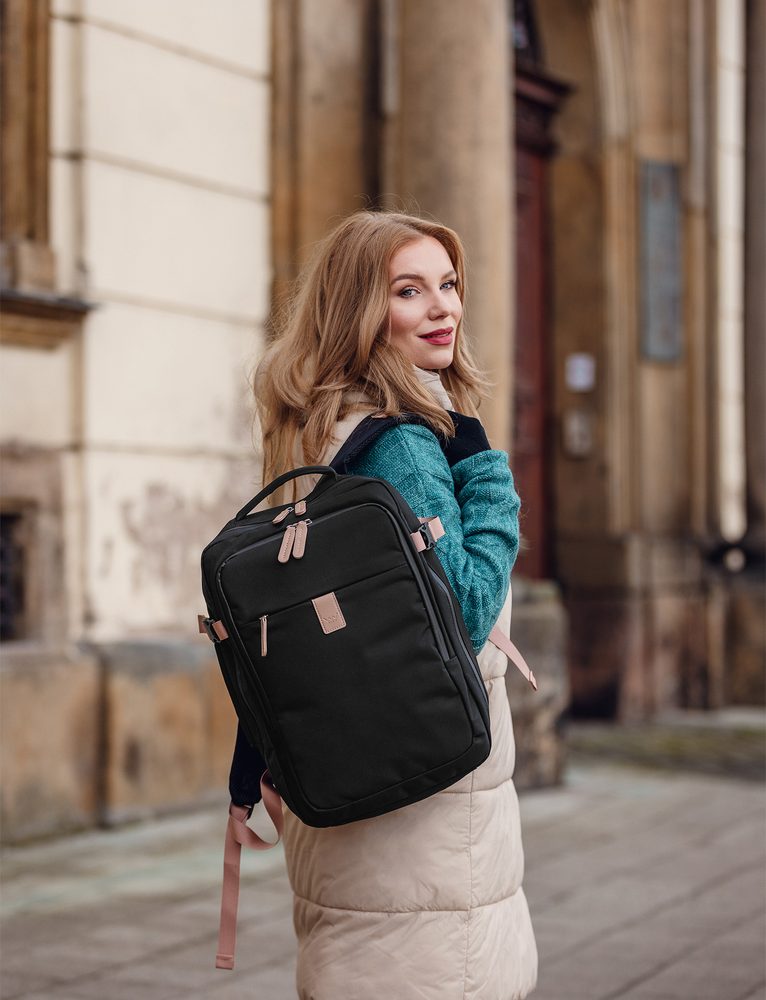 VUCH Foppe Black.

Celorozopínacia kapsa
Vonkajšie zipové vrecká
Veľa vnútorných priehradiek
Guma na chrbte batohu pre uchytenie na kufor
Polstrované ramenné popruhy a chrbát pre pohodlné nosenie
 Batohy
Časy, keď batohy znamenali len aktovky do školy alebo športové kúsky na vysokohorské túry, sú dávno preč.