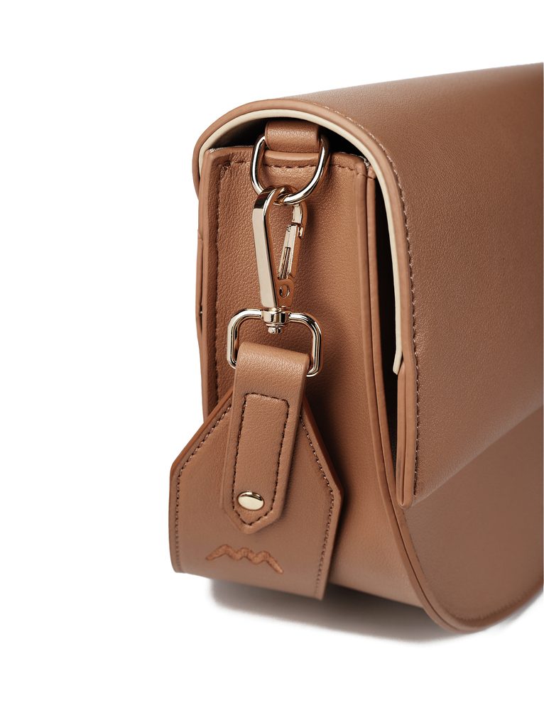 VUCH Corrado Brown.

Pevný materiál
Hlavné zapínanie na magnet
Minimalistická rovná klopa
Nastaviteľný popruh
 Ľadvinky
Veľkolepý návrat.