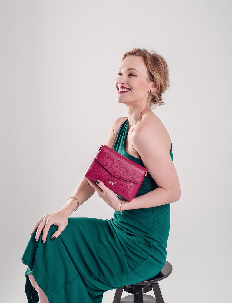 VUCH Leyra Wine.

Kabelka z vláknitej kože
Jednoduchý a čistý dizajn
Klopka na skrytý magnet
8 priestranných priehradiek na karty
Nastaviteľný crossbody popruh

  KOŽENÉ KABELKY 
Všetko je raz po prvýkrát.