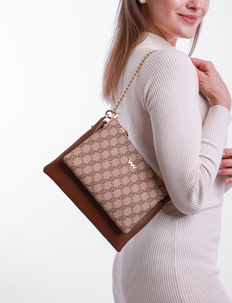 VUCH Clasie MN Cappuccino.

Dve kabelky v jednej, ktoré sa dajú odpojiť
Monogram VUCH na menšej kabelke
Hlavné zapínanie na zips
Dva popruhy - textilný crossbody a retiazkový do ruky
 Monogram
Chceš mať nevídaný šmrnc a byť Vuch každým milimetrom?
Vuch je tvoja najvernejšia láska, tak to povedz všetkým bez jediného slova.
