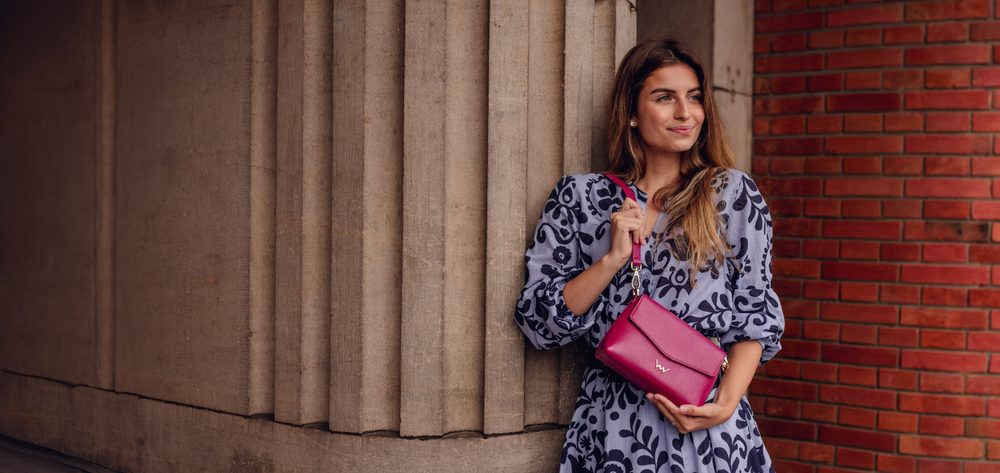 VUCH Leyra Wine.

Kabelka z vláknitej kože
Jednoduchý a čistý dizajn
Klopka na skrytý magnet
8 priestranných priehradiek na karty
Nastaviteľný crossbody popruh

  KOŽENÉ KABELKY 
Všetko je raz po prvýkrát.