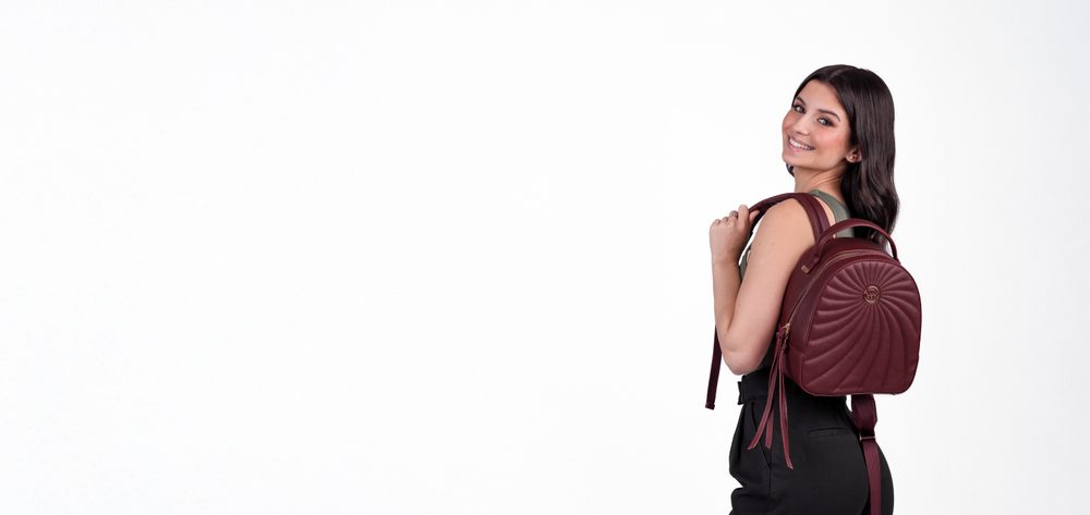 VUCH Ami Wine.

Dizajn s novým prešívaním
Hlavné zapínanie na zips s dlhými ťaháčikmi zipsu
Vonkajšia kapsička na zips
Vnútorné priehradky na drobnosti
Nastaviteľné ramenné popruhy
 BATÔŽKY
„Že máš v mysli zakorenené, že batôžky nie sú dostatočne kombinovateľné?