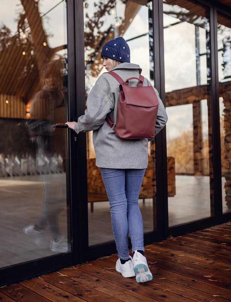 VUCH Gioia Wine.

Priestranná hlavná priehradka s dvojitým zapínaním – zips a klopa na ultra silný magnet
Praktické vonkajšie priehradky na zips na zadnej časti batohu
Vnútorné priehradky a priehradka na zips
Nastaviteľné ramenné popruhy a polstrovaný chrbát pre pohodlné nosenie
 SimplyV
Simple Vušky, Simply Vuch!
Nadčasová, minimalistická a elegantná.