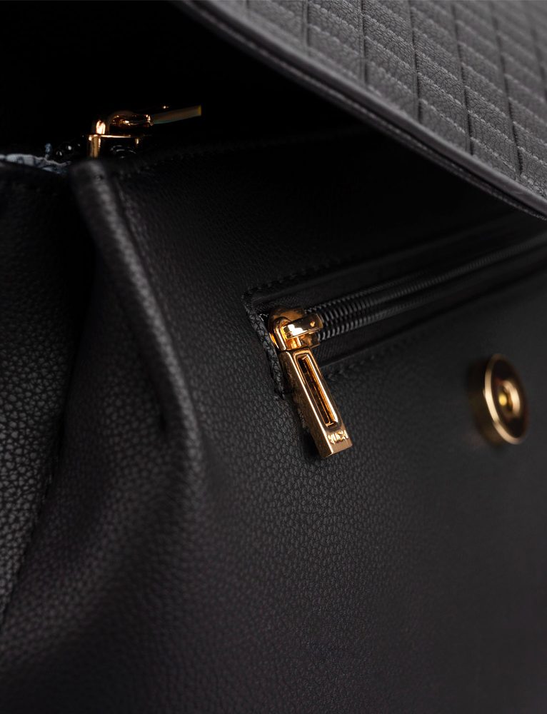 VUCH Linton Diamond Black.

Priestranné vnútorné vrecko s dvojitým zapínaním - zips a magnet
Praktické vonkajšie vrecko na zips na zadnej časti batohu
Vnútorné priehradky na mobil a vrecko na zips
Nastaviteľné ramenné popruhy
 Shape of Diamond
Buď štýlová a jedinečná s Shape of Diamond!
Práve pokukávaš po klenotoch a diamantoch nášho portfólia.
 