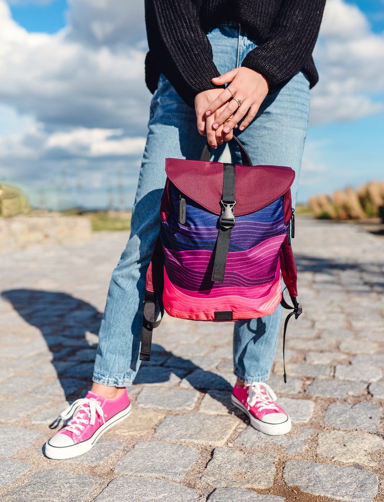 VUCH Corbin Design Wine.

Hlavné zapínanie na zips a strip
Dve vonkajšie priehradky na zips
Vnútorná priehradka na zips a dve priehradky na drobnosti
Nastaviteľné ramenné popruhy

  TechniC 
Kolekcia inšpirovaná mestom aj prírodou!
Batohy Mellora a Noel už nejaký čas kraľujú na tróne obľúbenosti a z ich predností vzniklo hneď niekoľko parádnych následníkov.