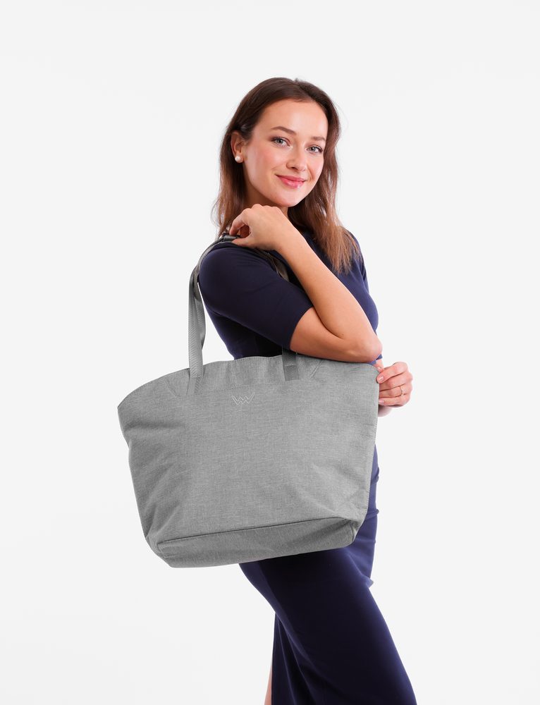 VUCH Wout Grey.

Hlavné zapínanie na zips
Veľa vnútorných vreciek
Priehradka na topánky + fľaša
Vrecko na notebook
Súčasťou je popruh cez telo
 Tašky cez rameno
Chceli by ste tašku, ktorá vám bude verne slúžiť a nikdy vás nenechá v štichu?