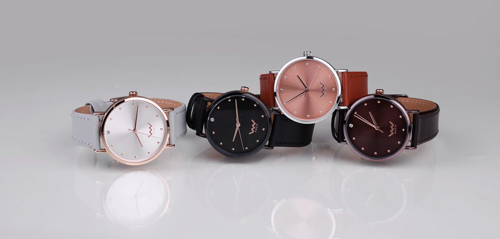 VUCH Dakota Black.

Soulmate Collection> 
Elegantný ciferník s logom VUCH
Nastaviteľná dĺžka remienka
Kvalitný japonský strojček
Quartz hodinky na batériu
Vodeodolnosť
Balené v darčekovom balení
 HODINKY
Hodinky VUCH Ti ponúknu viac než len prehľad o čase.