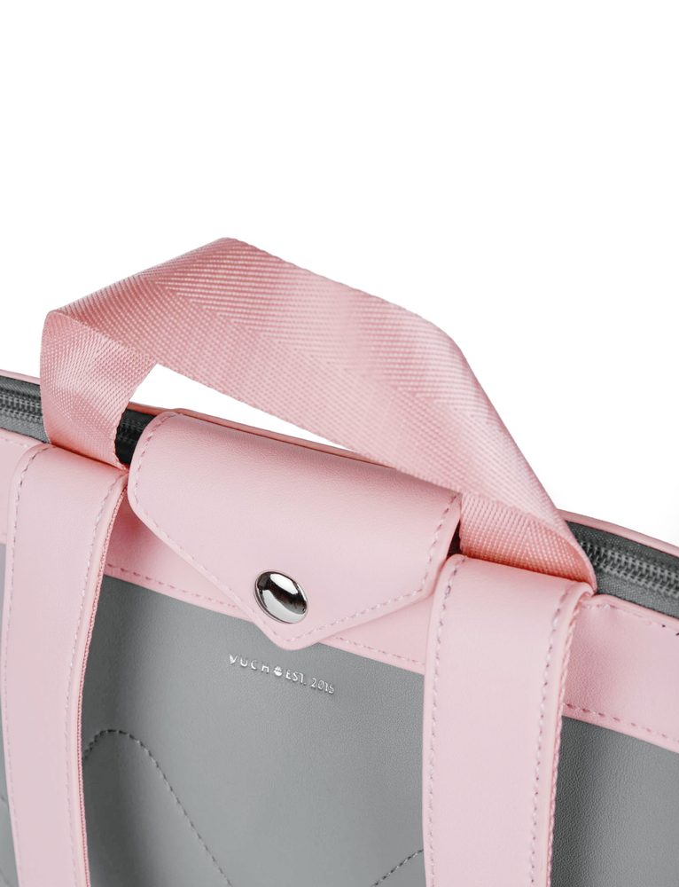 VUCH Tiara.

CROSS BACKPACKS>
Dvojitá ochrana proti krádeži-hlavná priehradka na zips a cvok
Predná krytá priehradka na zips, vnútorná priehradka na mini notebook a menšia priehradka na zips
Pohodlné a pevné ramenné popruhy (nastaviteľné)
Priehradka na mobil či kľúče na zips v zadnej časti
 BATOHY 
„Praktickosť, komfort a funkčnosť.