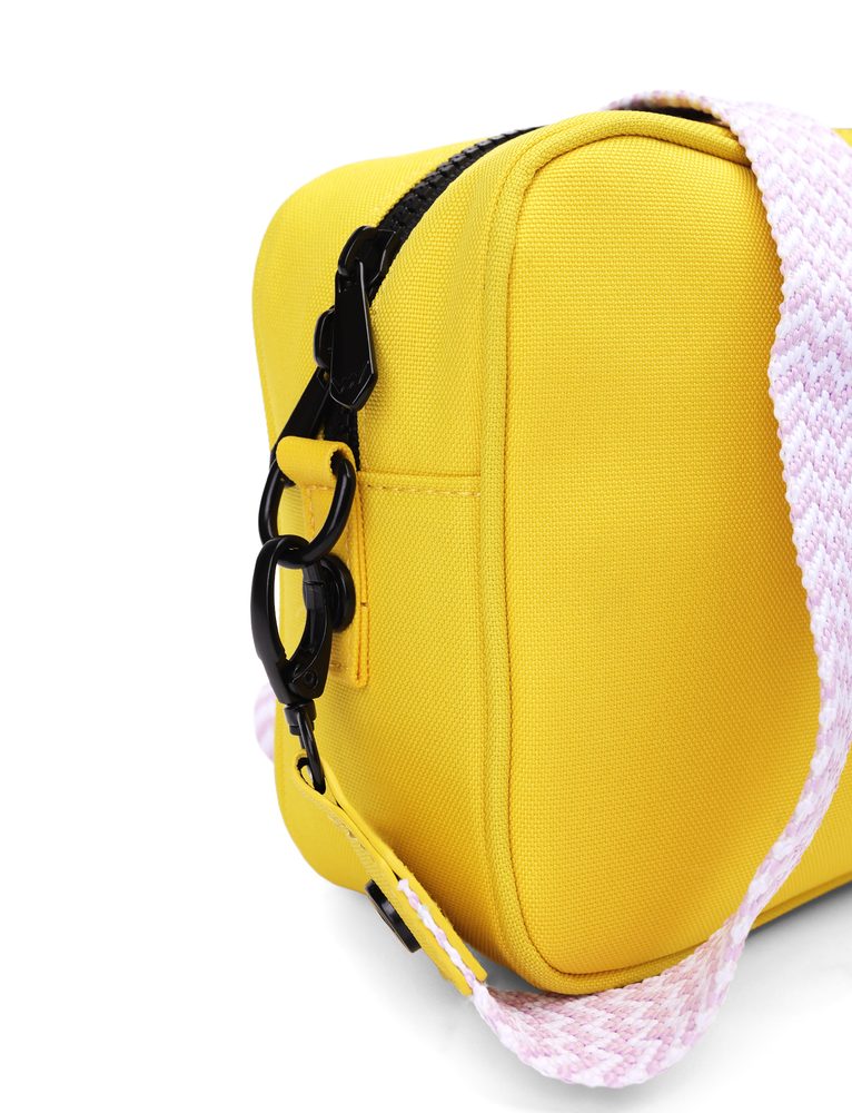 VUCH Sigi Yellow.

Odolný a nepremokavý eko materiál
Nielen farebný, ale aj pohodlný nastaviteľný tkaný popruh
Prekvapivo priestranná crossbody
Ideálna tiež na nosenie à la ľadvinka
Skrytá zadná priehradka na zips
 Eco kabelky
„Udržateľnosť, šetrnosť, ohľaduplnosť.
