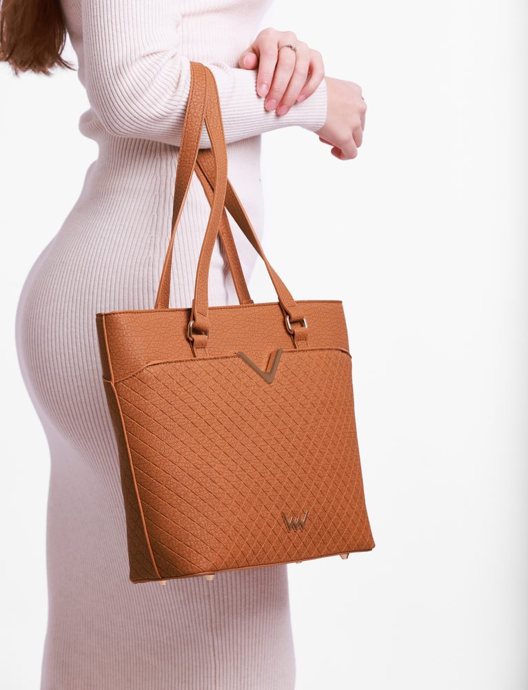 VUCH Neela Brown.

Elegantné prevedenie s vonkajšou vreckou bez zapínania
Kabelka s pevným dnom, ktoré chránia 4 kovové nožičky
Hlavné zapínanie na zips
Súčasťou kabelky je crossbody popruh
 Shape of Diamond
Buď štýlová a jedinečná s Shape of Diamond!
Práve pokukávaš po klenotoch a diamantoch nášho portfólia.