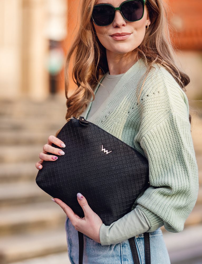 VUCH Coalie Diamond Black.

Popruh cez rameno
Hlavné uzatváranie na zips
Logo Vuch 
 Shape of Diamond
Buď štýlová a jedinečná s Shape of Diamond!
Práve pokukávaš po klenotoch a diamantoch nášho portfólia.