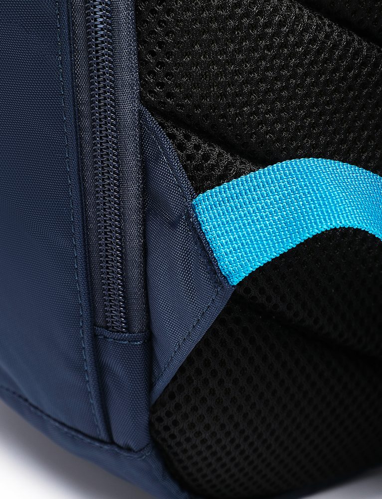 VUCH Sirius Men Blue.

Dvojité zapínanie hlavnej priehradky – zips a spona po zarolovaní
Vypolstrovaný chrbát a ramenné popruhy pre najpohodlnejšie nosenie
Vyrobený z ultra ľahkého recyklovaného nylónu
 Pánske batohy 
Dokonalosť, jednoduchosť, charakter a štýl.