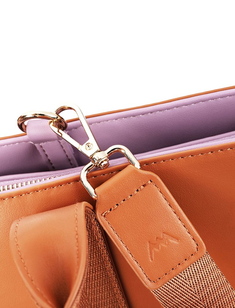 VUCH Wennie Brown.
Vnútorné usporiadanie bude baviť každú organizovanú ženu.

Hlavné zapínanie na 2 magnety
Veľké vrecko na zips
Vnútri mini peňaženka na drobnosti (90 x 140 mm)
Súčasťou kabelky je crossbody popruh
 SimplyV
Simple Vušky, Simply Vuch!
Nadčasová, minimalistická a elegantná.