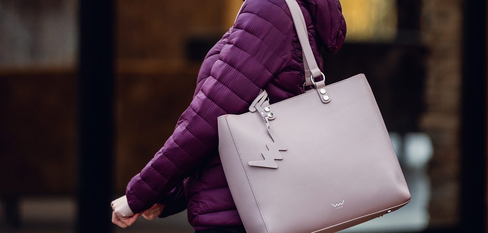VUCH Camelia Pink.

Priestranná kabelka s uzatváraním na zips
Súčasťou kabelky je crossbody popruh
Strieborné detaily s výrazným príveskom (je možné odopnúť)
Vnútorná priehradka na drobnosti
 SimplyV
Simple Vušky, Simply Vuch!
Nadčasová, minimalistická a elegantná.