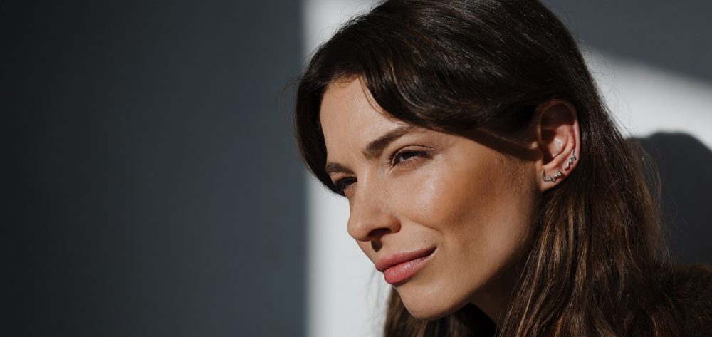 VUCH Clarea.

Vyrobené v Českej republike
Kvalitné striebro (925/1000)
100 % recyklovateľný materiál
Lokálny dizajn
Ručná práca
 VUCH LABORATORY × ADÉLA PEČLOVÁ
Kolekcia šperkov Laboratory je oslavou ženy, ktorá našla svoj vnútorný pokoj aj uprostred neustáleho pohybu života.
Každý šperk, ktorý vznikol cestou transformácie a sily, sa stáva malým svetom sám o sebe.
Je to pocta všetkým ženám, ktoré sa neboja ukázať, kto skutočne sú.