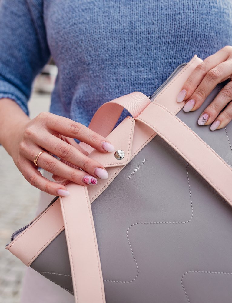 VUCH Tiara.

CROSS BACKPACKS>
Dvojitá ochrana proti krádeži-hlavná priehradka na zips a cvok
Predná krytá priehradka na zips, vnútorná priehradka na mini notebook a menšia priehradka na zips
Pohodlné a pevné ramenné popruhy (nastaviteľné)
Priehradka na mobil či kľúče na zips v zadnej časti
 BATOHY 
„Praktickosť, komfort a funkčnosť.