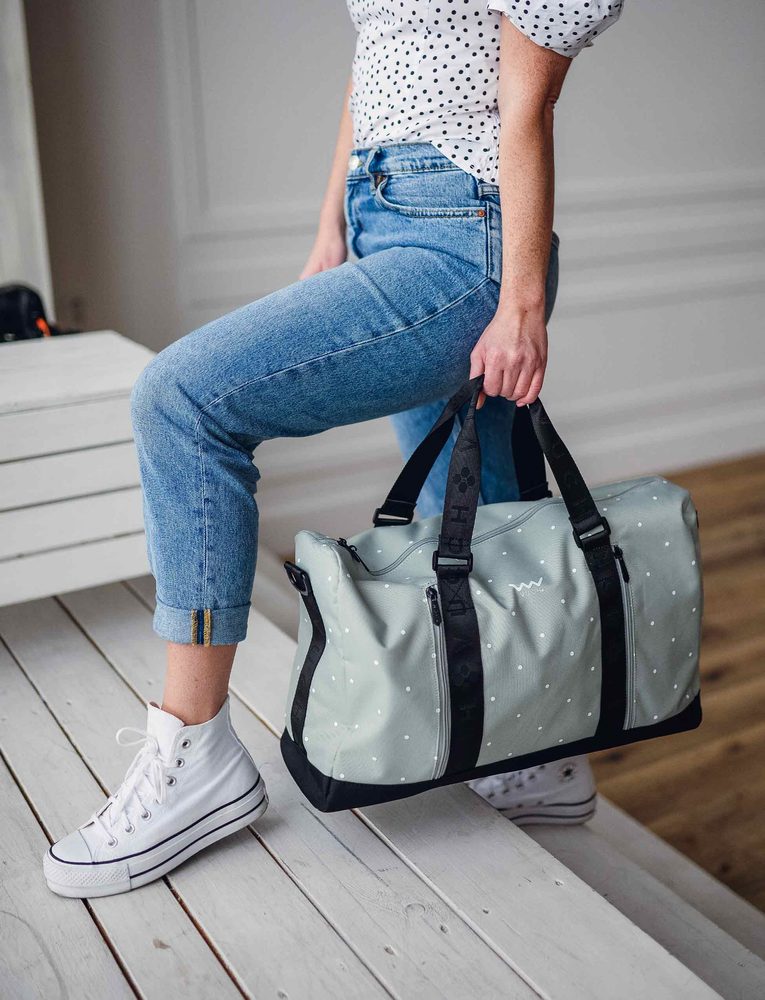 VUCH Fatima Grey.

Hlavné zapínanie na zips
3 vonkajšie vrecká na zips
Veľké vnútorné vrecko na zips
Pripínací popruh cez rameno s nastaviteľnou dĺžkou
 CESTOVNÉ TAŠKY 
„Zháňaš spoločníčku, s ktorou budeš tvoriť neoddeliteľnú dvojku pri cestovaní?