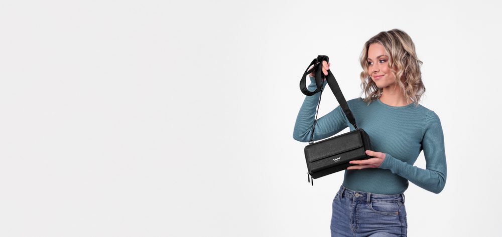 VUCH Keera Black.

Hlavný priestor rozdelený do dvoch vreciek
Vonkajšie vrecko na mobil
Vnútorné priehradky na vrecká
Široký nastaviteľný popruh z nylonu
 CROSSBODY
Keď je na nás niekto hrdý, zahreje nás to pri srdci.