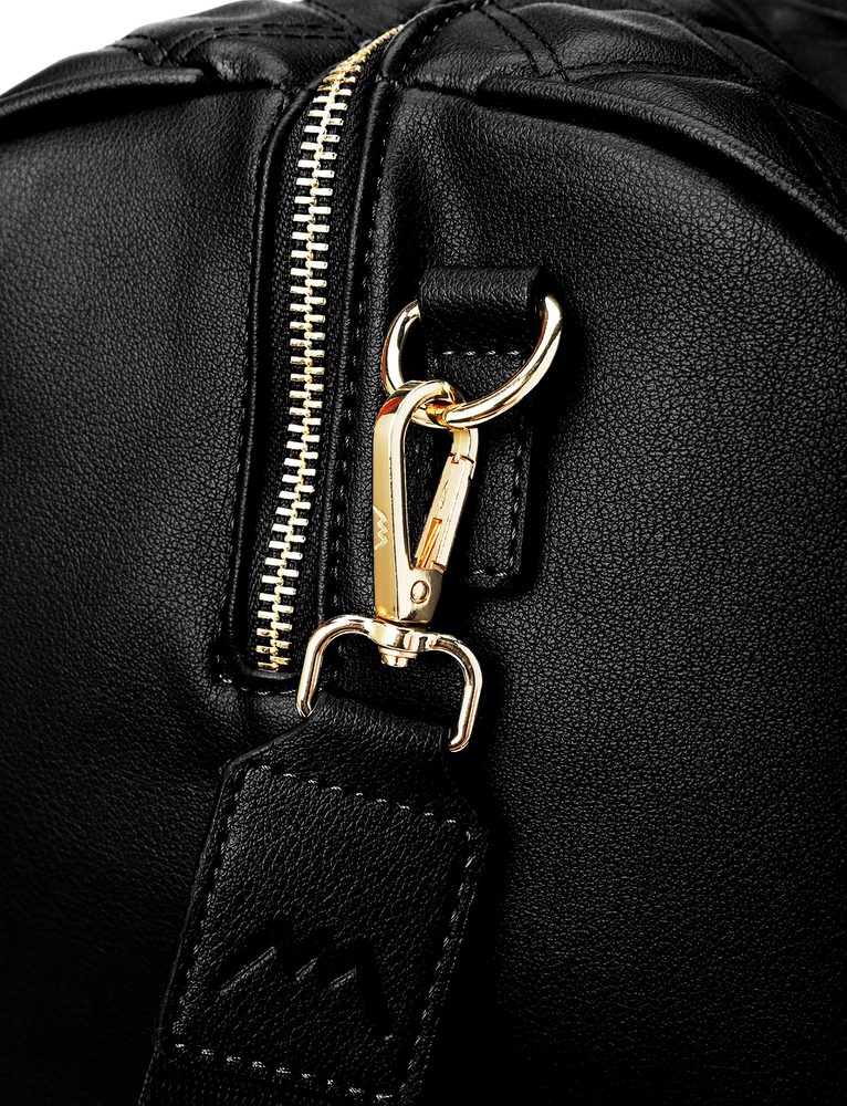 VUCH Shirleen Black.

Štýlové prešívanie
Vnútorné vrecko na zips a priehradky na drobnosti
Zadné vrecko na zips na kľúče a doklady
Nastaviteľný crossbody popruh
 Cestovné tašky 
Zháňaš spoločníčku, s ktorou budeš tvoriť neoddeliteľnú dvojku pri cestovaní?