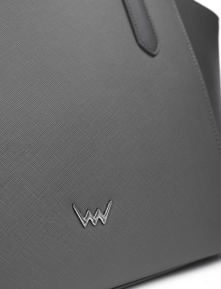 VUCH Eirene Grey.

Veľká kabelka s pevným dnom, ktoré chránia 4 kovové nožičky
Celá sa zatvára na zips, takže nič pre zlodejov
Dlhé pohodlné uchá sadnú na predlaktie aj na rameno
 Veľké kabelky
Každý má nejakú svoju prednosť.