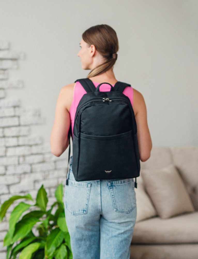 VUCH Zane TC Black.

Odolný mestský batoh z kolekcie TechniC
Veľké predné vrecko na zips
Polstrovaný chrbát aj popruhy
Oddelené vnútorné vrecko na notebook
Uchytenie na kufor
 TechniC
Kolekcia inšpirovaná mestom aj prírodou!
Batohy Mellora a Noel už nejaký čas kraľujú na tróne obľúbenosti a z ich predností vzniklo hneď niekoľko parádnych následníkov.