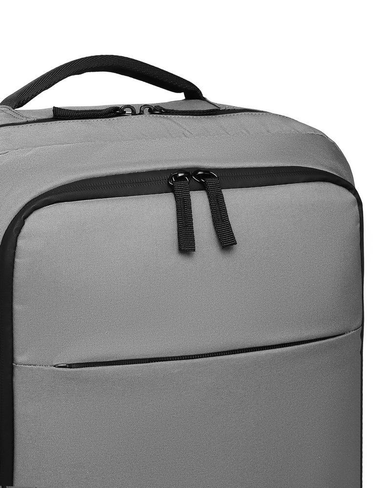 VUCH Foppe Men Grey.

 Celorozopínacia kapsa
 Vonkajšie kapsy na zips
 Množstvo vnútorných priehradiek
Pútko na chrbte batohu pre uchytenie na kufor
Polstrované ramenné popruhy a chrbát pre pohodlné nosenie
 Pánske batohy 
Dokonalosť, jednoduchosť, charakter a štýl.