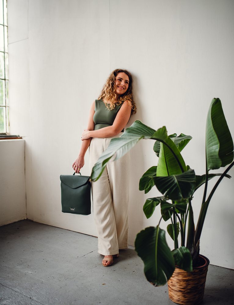 VUCH Joanna Khaki.

Priestranná vnútorná priehradka s dvojitým zapínaním - zips a patent
Praktická vonkajšia priehradka na zips na prednej aj zadnej časti batohu
Vnútorné priehradky na mobil a priehradka na zips
Nastaviteľné ramenné popruhy
 BATOHY 
„Praktickosť, komfort a funkčnosť.