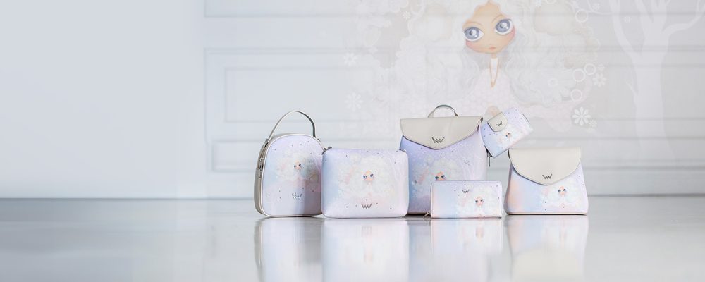 VUCH Magical Anastasia.

Kombinácia potlače, výšivky, kovových prvkov a výrazného prešívania
Magicky snová veľkooká bábika a listy tancujúce vo vetre
Podpis „VUCH BY Dušinka✤“ na zadnej strane kabelky
Dve oddelené vrecká na zips prekryté klopou
 Vušinky
Priprav sa na magickú jazdu do sveta fantázie, kde každý krok znamená nový príbeh a každý moment má nádych kúzla.