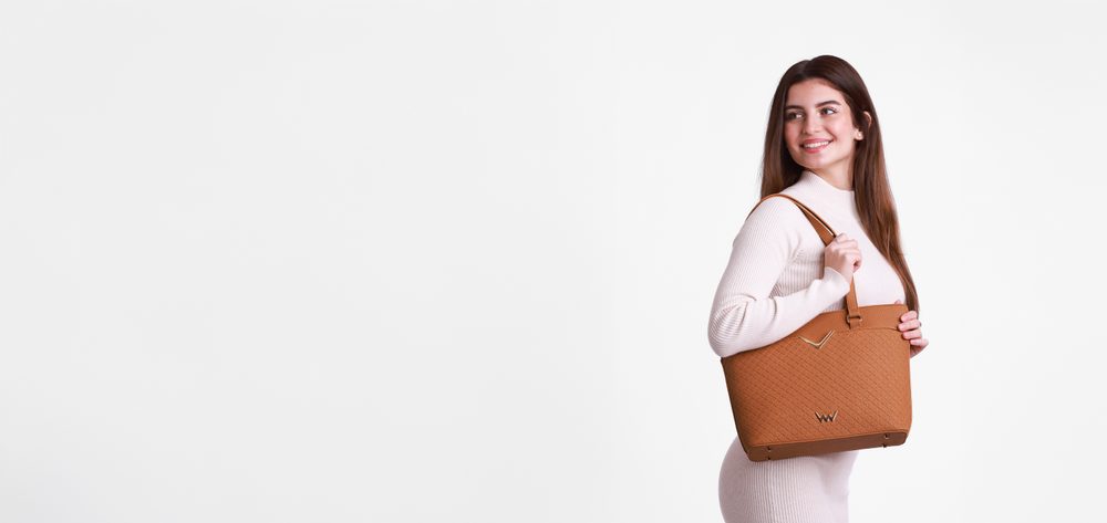 VUCH Neela Brown.

Elegantné prevedenie s vonkajšou vreckou bez zapínania
Kabelka s pevným dnom, ktoré chránia 4 kovové nožičky
Hlavné zapínanie na zips
Súčasťou kabelky je crossbody popruh
 Shape of Diamond
Buď štýlová a jedinečná s Shape of Diamond!
Práve pokukávaš po klenotoch a diamantoch nášho portfólia.