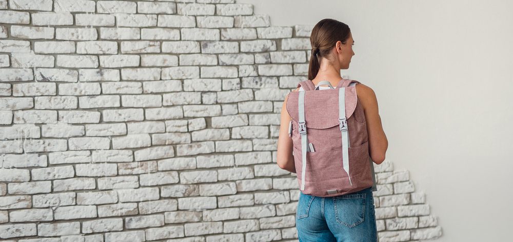 VUCH Corbin Big Light Red.

Hlavné zapínanie na zips a prúžok
Predné vrecko na zips
Zadné skryté vrecko na zips
Skryté vrecko v klopni na zips
Nastaviteľné ramenné popruhy
 TechniC
Kolekcia inšpirovaná mestom aj prírodou!
Batohy Mellora a Noel už nejaký čas kraľujú na tróne obľúbenosti a z ich predností vzniklo hneď niekoľko parádnych následníkov.