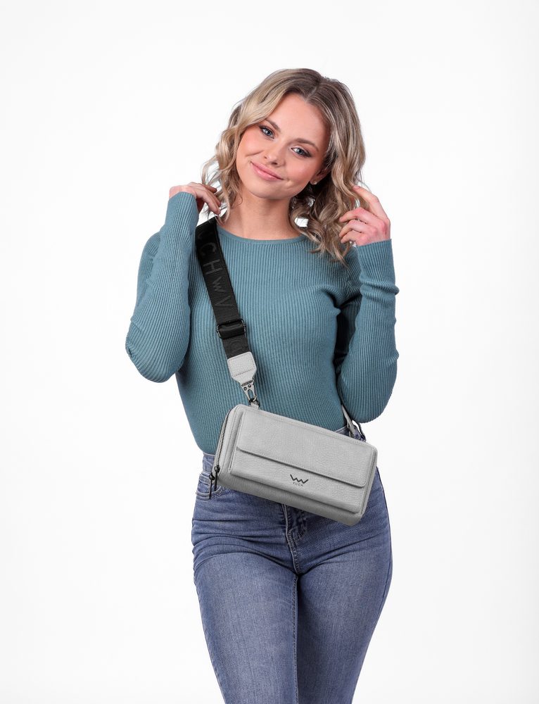 VUCH Keera Grey.

Hlavný priestor rozdelený do dvoch vreciek
Vonkajšie vrecko na mobil
Vnútorné priehradky na vrecká
Široký nastaviteľný popruh z nylonu
 CROSSBODY
Keď je na nás niekto hrdý, zahreje nás to pri srdci.