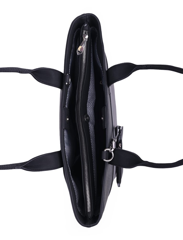 VUCH Wennie QTD Black.

Hlavné zapínanie na 2 magnety
Veľké vrecko na zips
Vnútri mini peňaženka na drobnosti (90 x 140 mm)
Súčasťou kabelky je crossbody popruh
 VEĽKÉ KABELKY
„Každý má nejakú svoju prednosť.