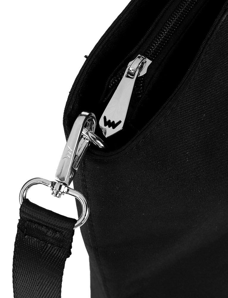 VUCH Wout Black.

Hlavné zapínanie na zips
Veľa vnútorných vreciek
Priehradka na topánky + fľaša
Priestor na notebook
Súčasťou je popruh cez telo
 Tašky cez rameno
Chceli by ste tašku, ktorá vám bude verne slúžiť a nikdy vás nenechá v štichu?