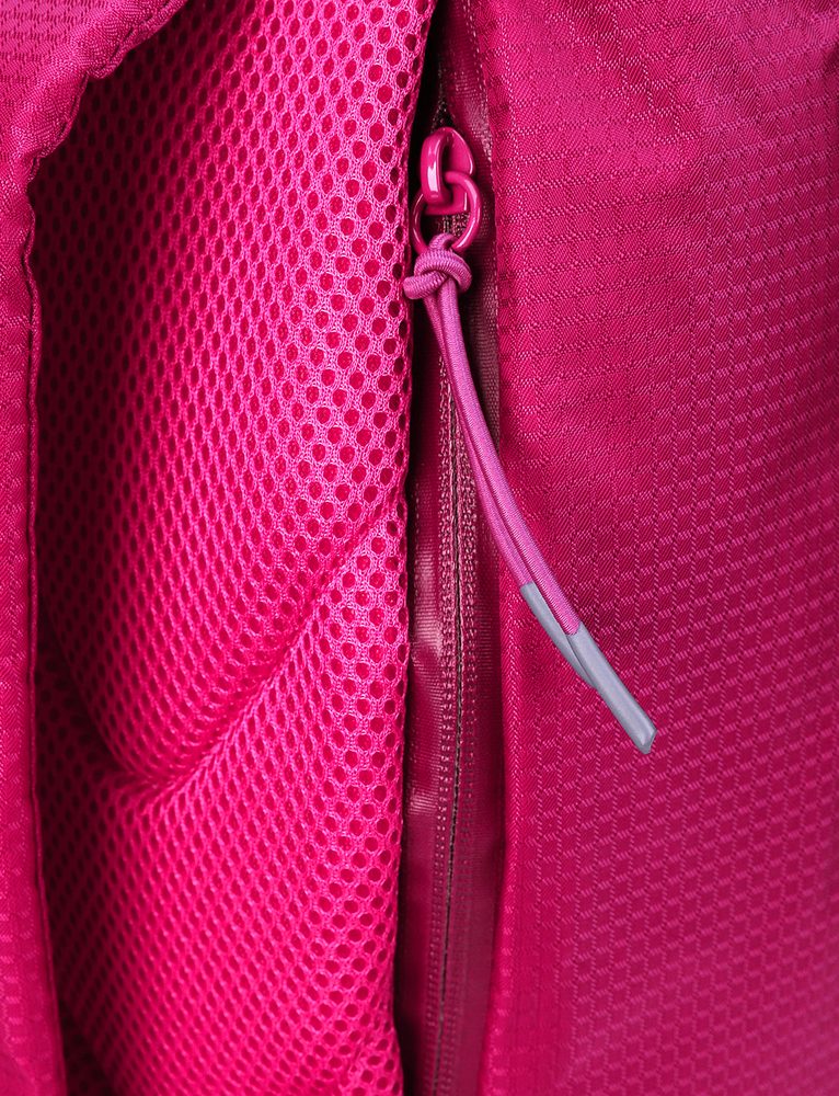 VUCH Mellora Airy Violet.

Prvá športová Vuch kolekcia
Vyrobený z ripstopu – ľahký, priedušný, vodeodolný materiál
Hlavná priehradka na zips + prehnutie (viac očiek na zaháknutie podľa naplnenia batohu)
Neviditeľné vodeodolné zipsy do priehradiek
Široké polstrované ramenné popruhy
 Batohy 
Praktickosť, komfort a funkčnosť.