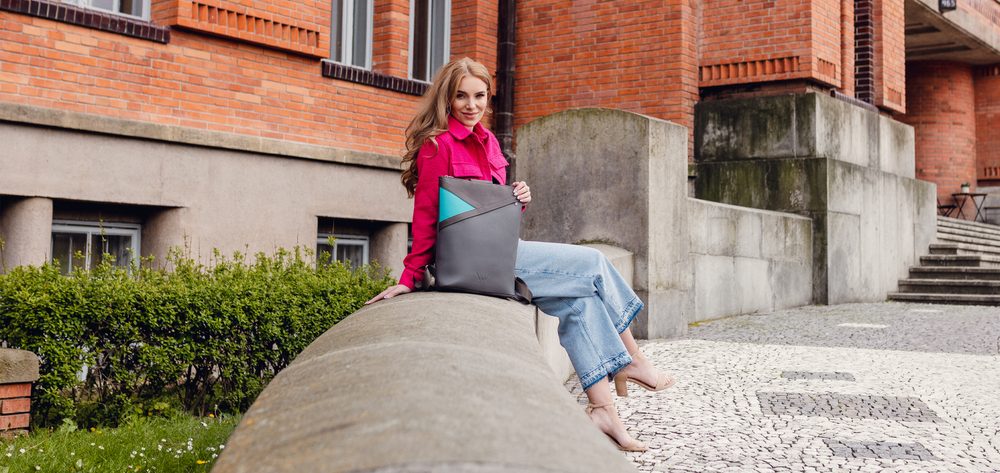 VUCH Tiara Dark Grey.

CROSS BACKPACKS>
Dvojitá ochrana proti krádeži-hlavná priehradka na zips a cvok
Predná krytá priehradka na zips, vnútorná priehradka na mini notebook a menšia priehradka na zips
Pohodlné a pevné ramenné popruhy (nastaviteľné)
Priehradka na mobil či kľúče na zips v zadnej časti
 BATOHY 
„Praktickosť, komfort a funkčnosť.