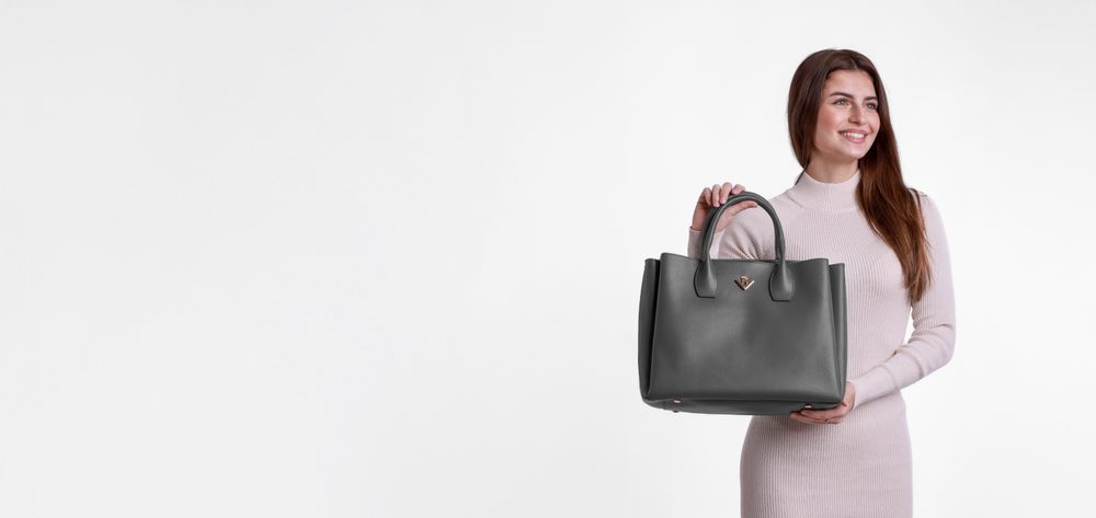 VUCH Boney Grey.

Hlavný priestor rozdelený do troch kapsí
Stredná kapsa so zipsom, bočné kapsy na magnet
Vnútorná kapsa so zipsom, priehradky na drobnosti
Súčasťou kabelky je crossbody popruh
 Kabelky do ruky
Premýšľaš, že si zaobstáraš kabelku do ruky, ktorú už z ruky nikdy nedáš?