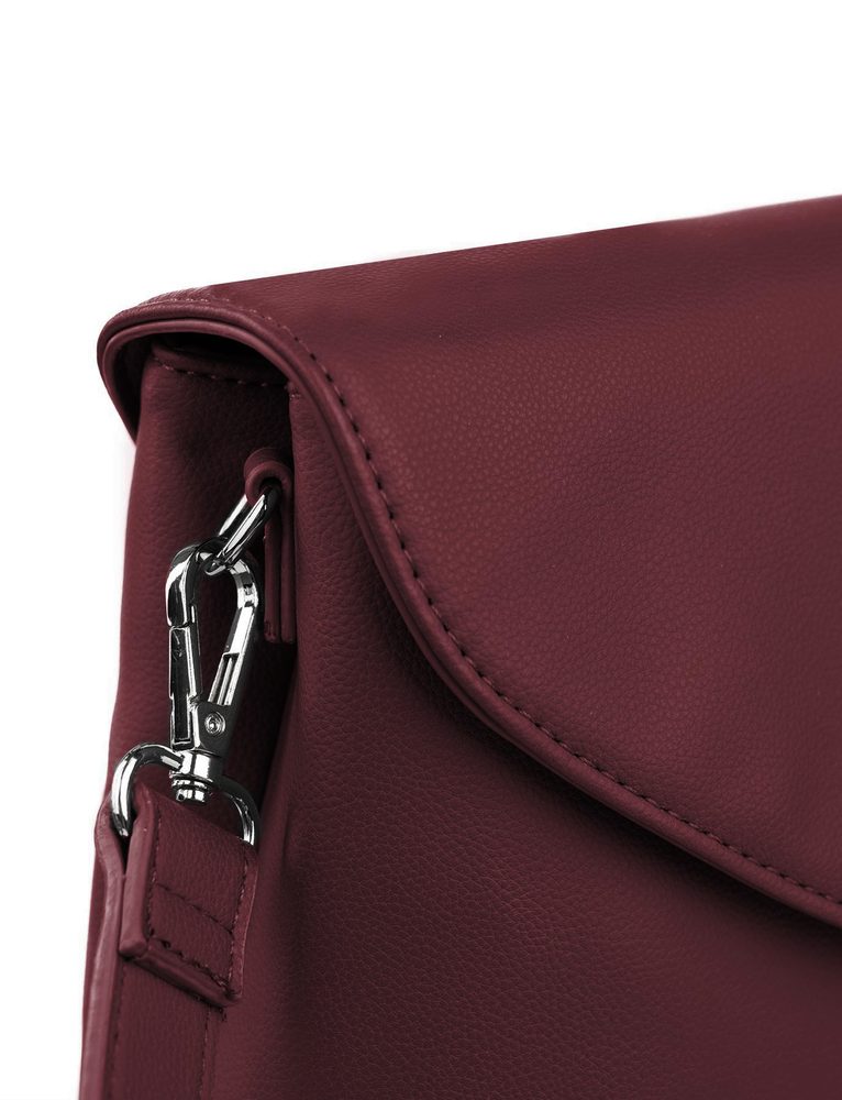 VUCH Byrsa Wine.

Elegantný dizajn
Hlavné zapínanie na magnet a zips
Kabelka rozdelená do dvoch častí
Širší popruh – zaručuje pohodlie
 Crossbody
„Keď je na nás niekto pyšný, zahreje nás to na srdci.
