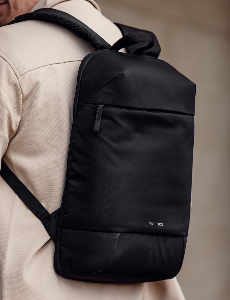 VUCH Brendon Black.

Celorozopínateľné vrecko na zips
Vonkajšie vrecko na notebook
Popruh na chrbte batohu pre uchytenie na kufor
Reflexné detaily na popruhoch batohu s vreckom na zips pre kľúče a drobnosti
Reflexné logo v prednej časti batohu
Polstrované ramenné popruhy a chrbát pre pohodlné nosenie
 Pánske batohy
Dokonalosť, jednoduchost', charakter a štýl.